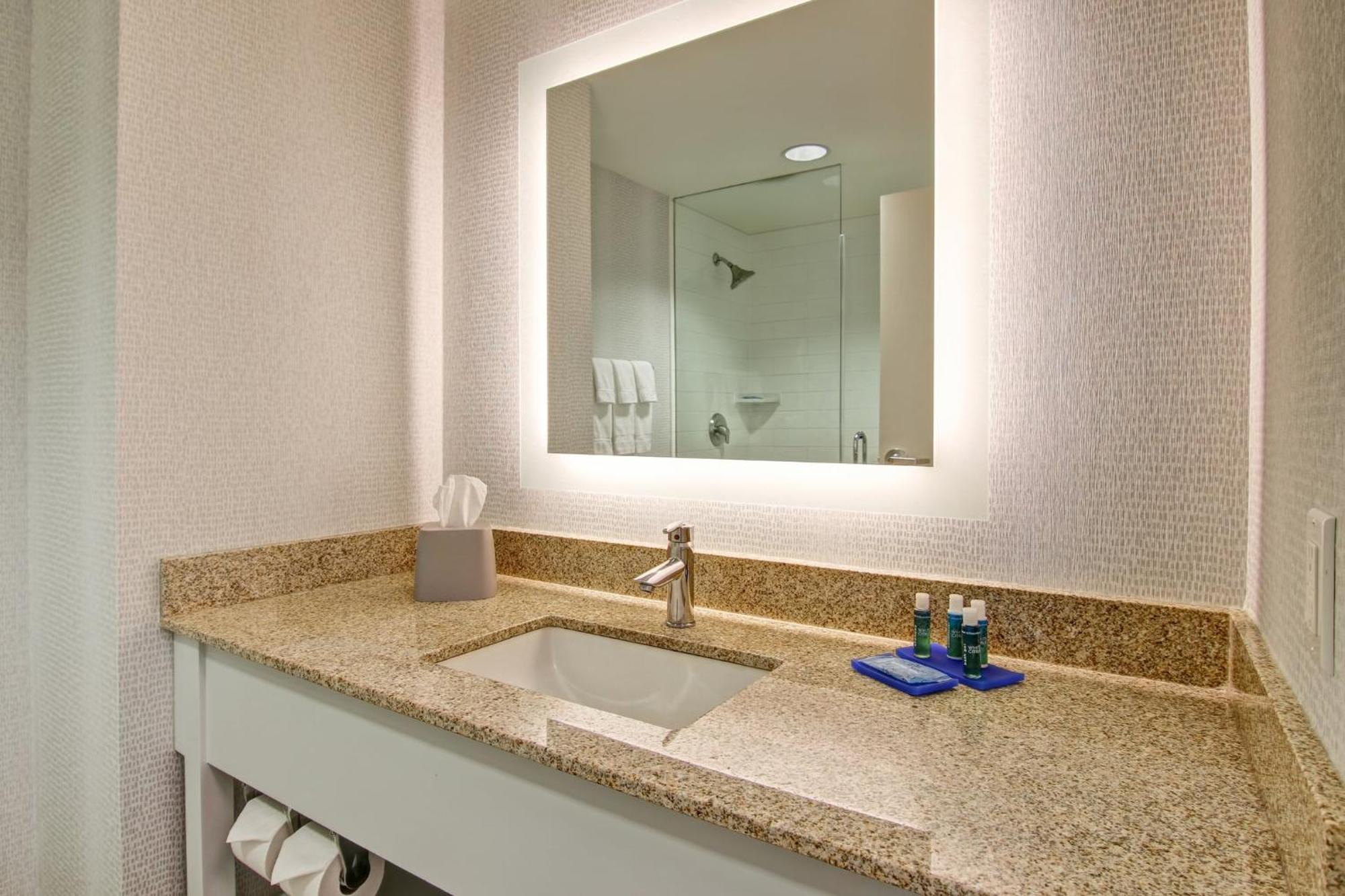 Hotel Express & Toronto - Markham By Ihg 3*