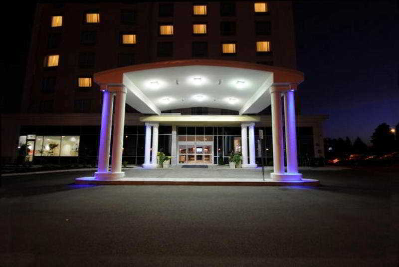 Express & Toronto - Markham By Ihg Hotel