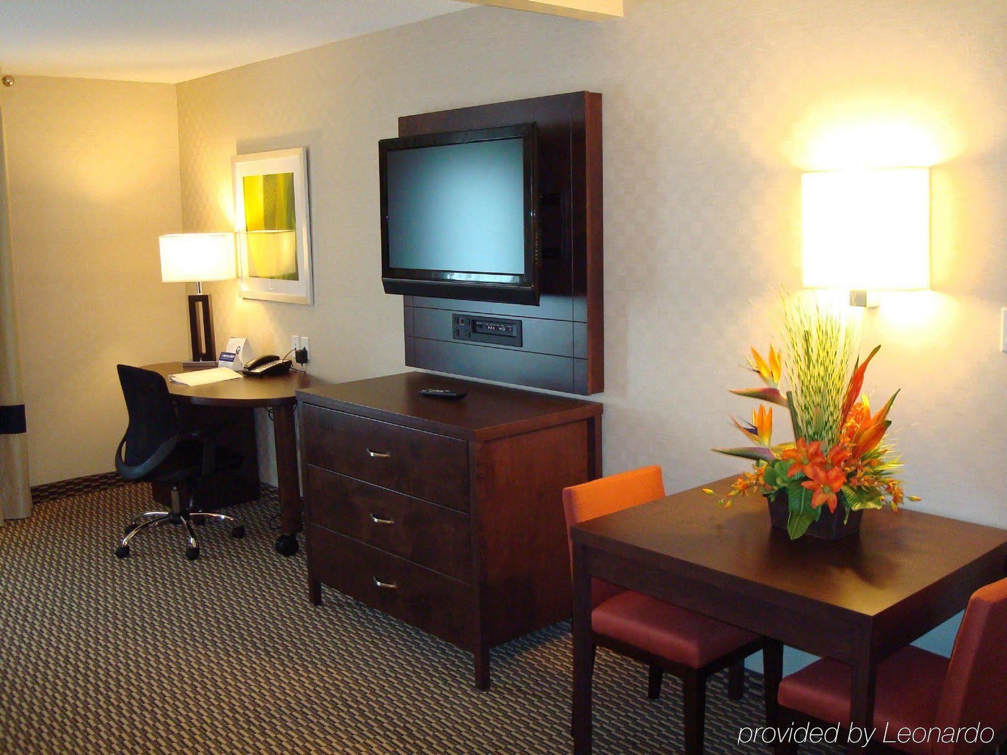 Express & Toronto - Markham By Ihg Hotel