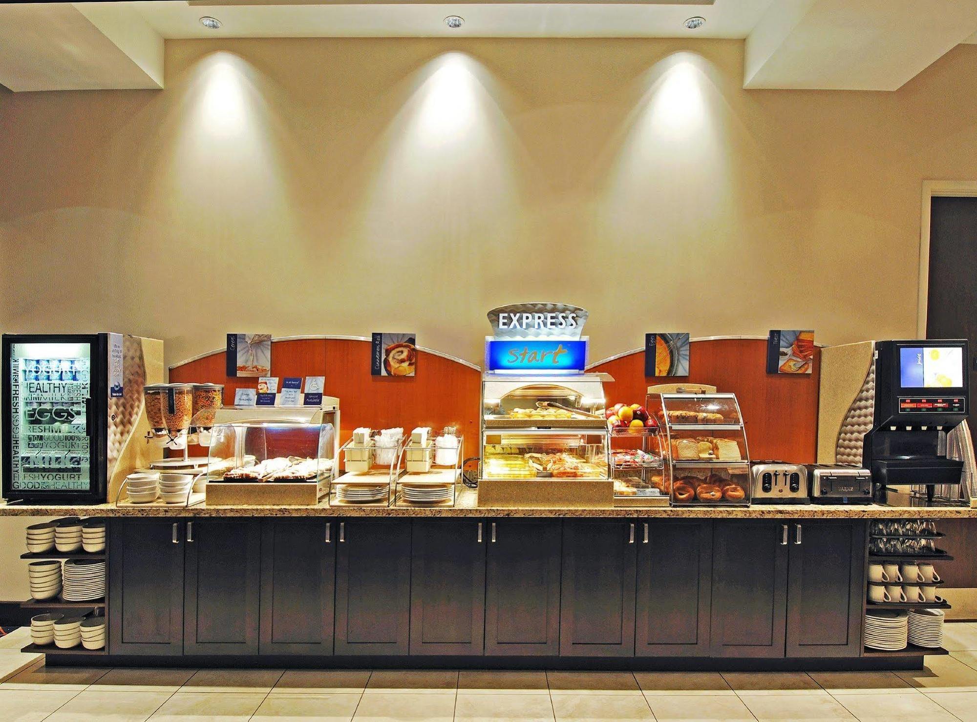 Express & Toronto - Markham By Ihg 3*